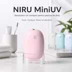 Sterilizator UV compact pentru periuța de dinți NIRU MiniUV, roz, prezentat pe blat de baie.