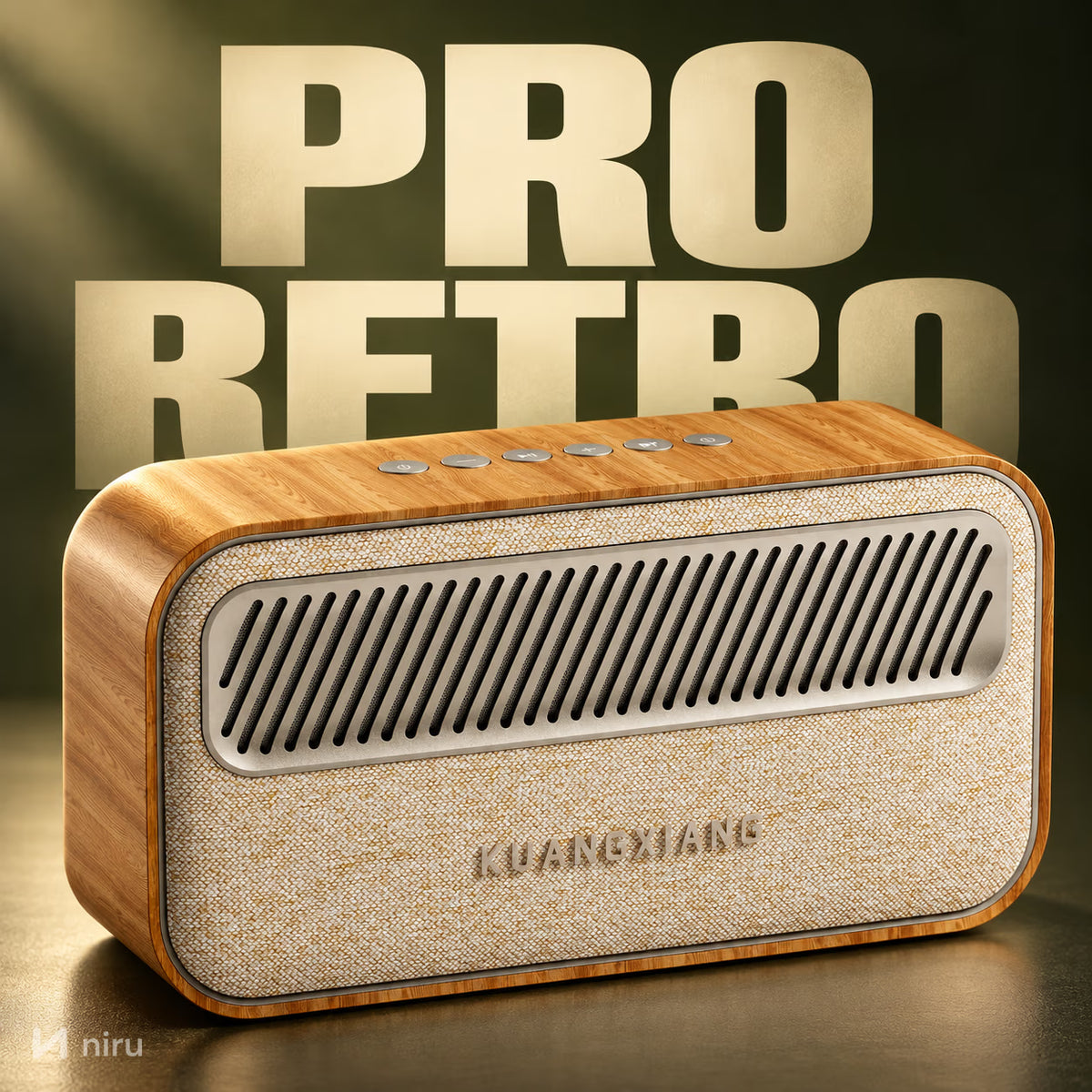 Boxă Bluetooth retro NIRU ProRetro în studio, cu numele PRORETRO scris mare în spate