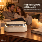 Ceas cu boxă NIRU LumoSound pe o comodă în living, seara, bej