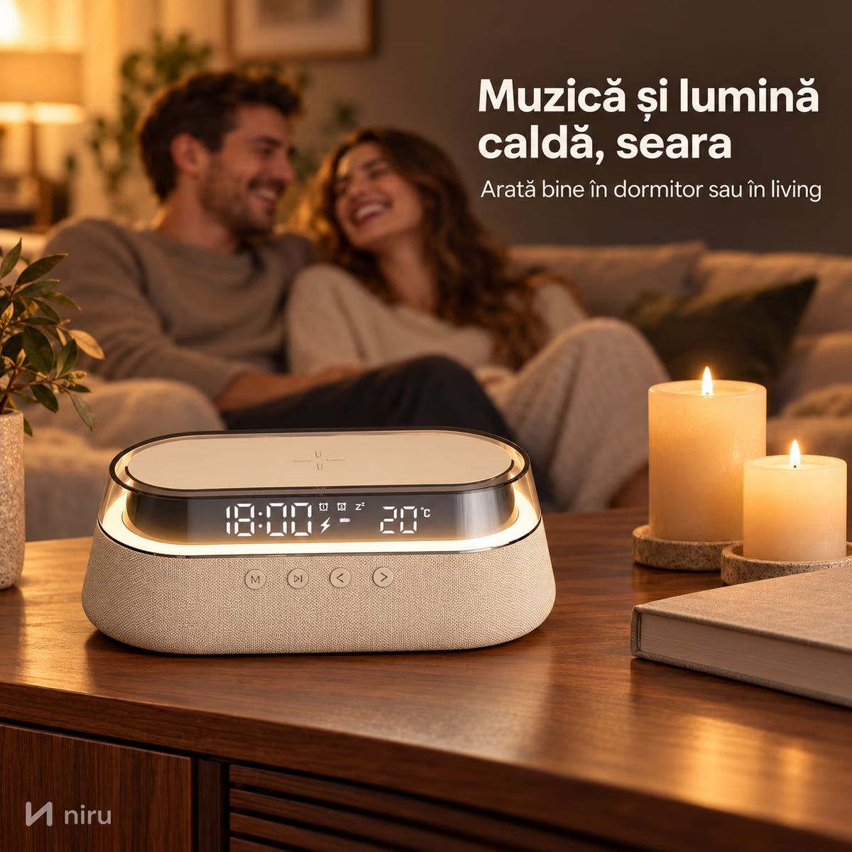 Ceas cu boxă NIRU LumoSound pe o comodă în living, seara, bej