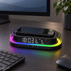 Ceas cu încărcător wireless NIRU LumoNeon pe un birou de gaming, cu inelul RGB aprins