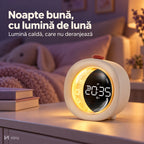 Ceas NIRU LumoMoon cu lumină de lună aprinsă pe noptieră, noaptea