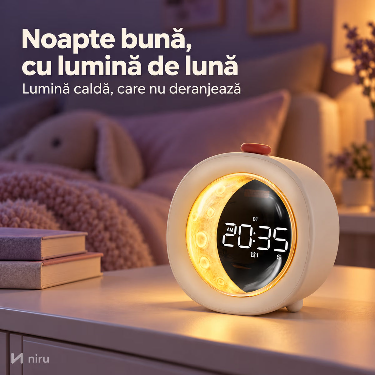 Ceas NIRU LumoMoon cu lumină de lună aprinsă pe noptieră, noaptea