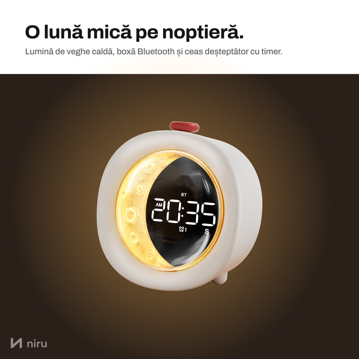 Ceas NIRU LumoMoon cu lumină de lună aprinsă pe noptieră, noaptea