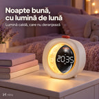 Ceas NIRU LumoMoon cu lumină de lună aprinsă pe noptieră, noaptea
