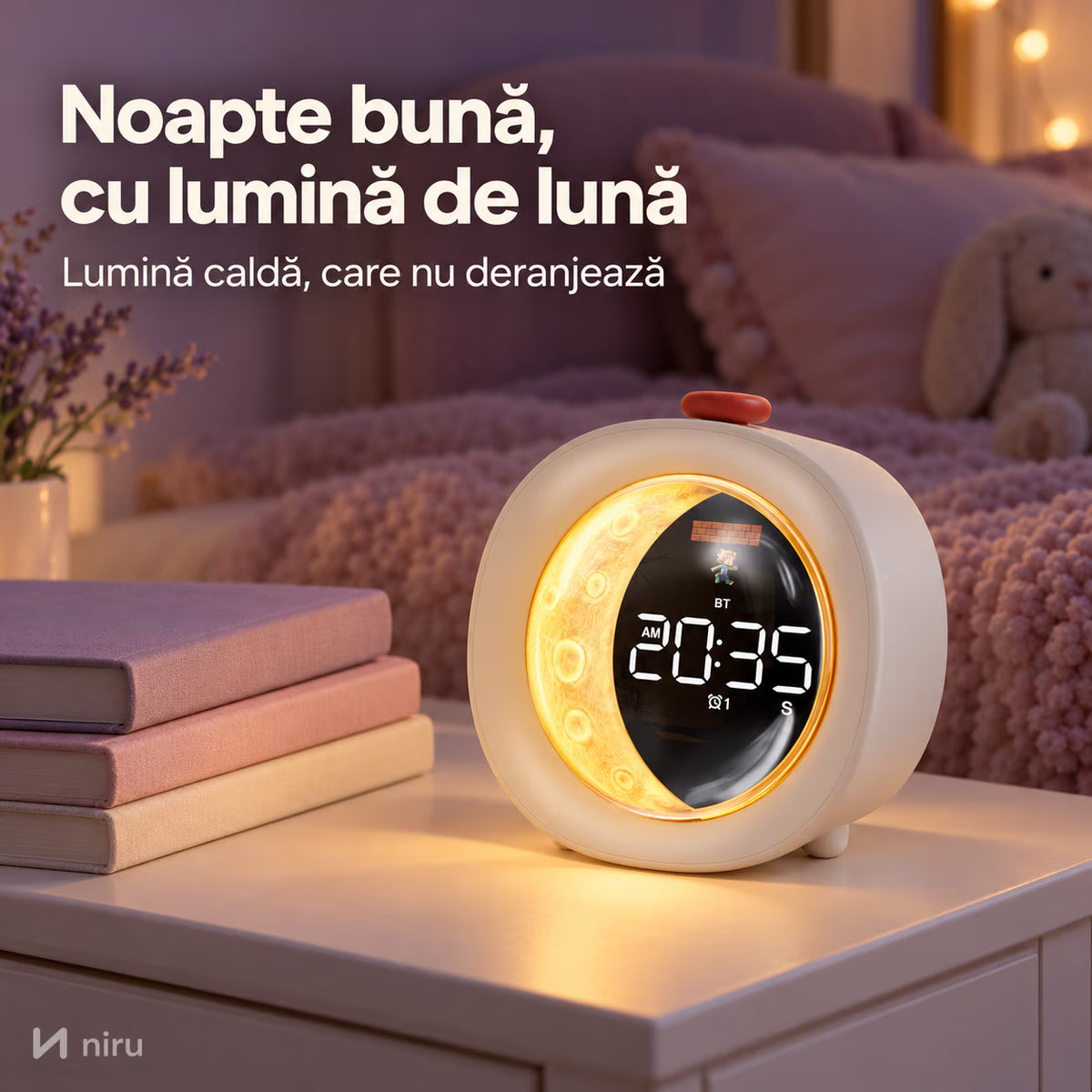 Ceas NIRU LumoMoon cu lumină de lună aprinsă pe noptieră, noaptea
