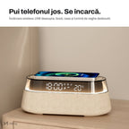 Ceas NIRU LumoSound pe noptieră noaptea, cu telefonul la încărcat, bej