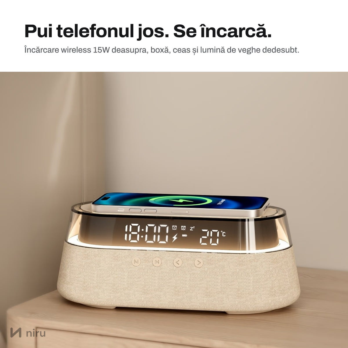 Ceas NIRU LumoSound pe noptieră noaptea, cu telefonul la încărcat, bej