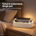 Ceas NIRU LumoSound pe noptieră noaptea, cu telefonul la încărcat, bej