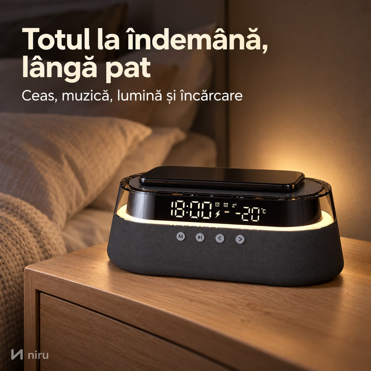 Ceas NIRU LumoSound pe noptieră noaptea, cu telefonul la încărcat, negru