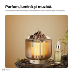 Difuzor de arome NIRU LumoAroma aprins pe noptieră, seara, lângă o sticluță de ulei esențial