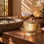 Difuzor de arome NIRU LumoAroma într-o cameră de spa zen, lângă un bazin de piatră cu flori
