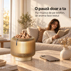Difuzor NIRU LumoAroma pe măsuța din living, cu o femeie care citește pe canapea