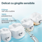 Infografic irigator bucal: delicat cu gingiile sensibile, vârf ultra-subțire de 0.6 mm, 1600 de pulsații pe minut și presiune reglabilă de 120 PSI. Imaginea prezintă curățarea dinților cu aparat dentar prin jet de apă.