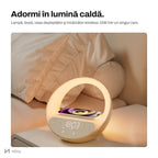Lampă NIRU LumoHalo aprinsă pe noptieră, cu telefonul la încărcat