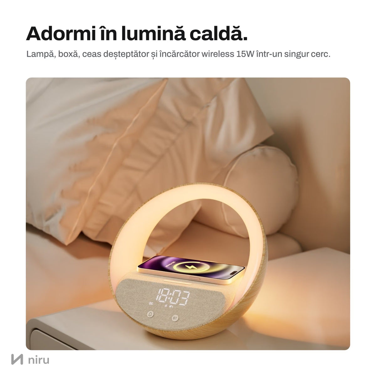 Lampă NIRU LumoHalo aprinsă pe noptieră, cu telefonul la încărcat