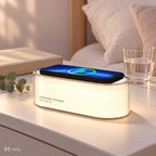 Lampă de veghe cu încărcător wireless NIRU LumoGlow pe noptieră, cu lumină albă caldă