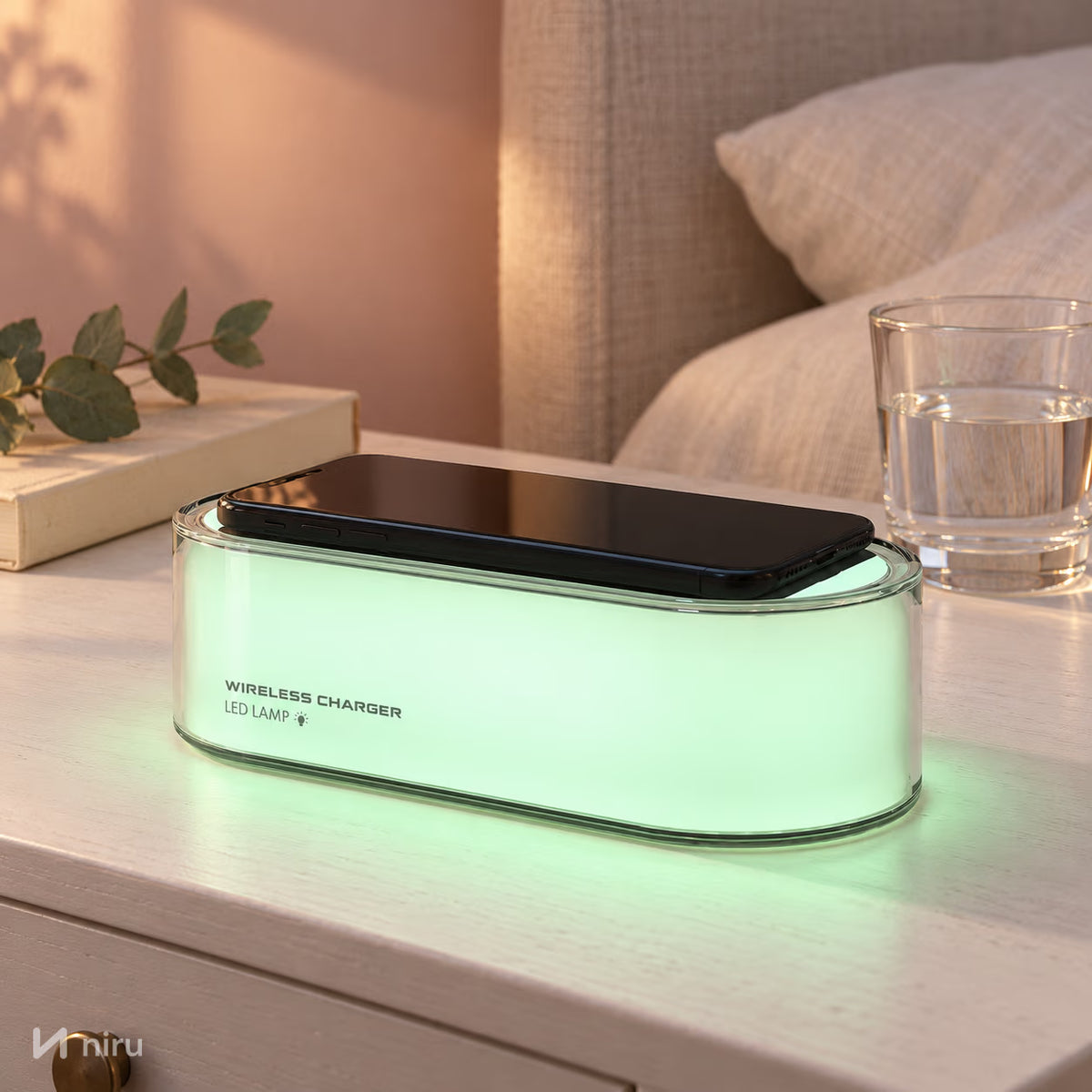 Lampă de veghe cu încărcător wireless NIRU LumoGlow pe noptieră, cu lumină verde mentă în modul RGB