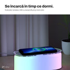 Lampă de veghe NIRU LumoGlow în culori pastel pe noptieră, cu telefonul la încărcat