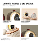 Mână care apasă butonul ceasului NIRU LumoMoon pe biroul de învățat