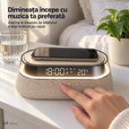 Mână care apasă butonul ceasului NIRU LumoSound dimineața, bej