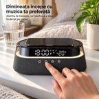 Mână care apasă butonul ceasului NIRU LumoSound dimineața, negru