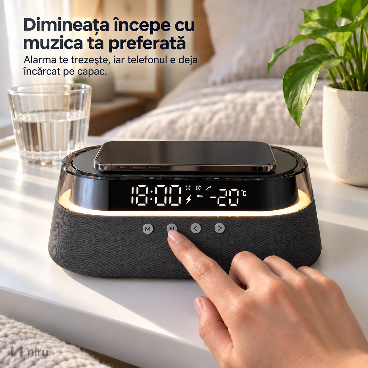 Mână care apasă butonul ceasului NIRU LumoSound dimineața, negru