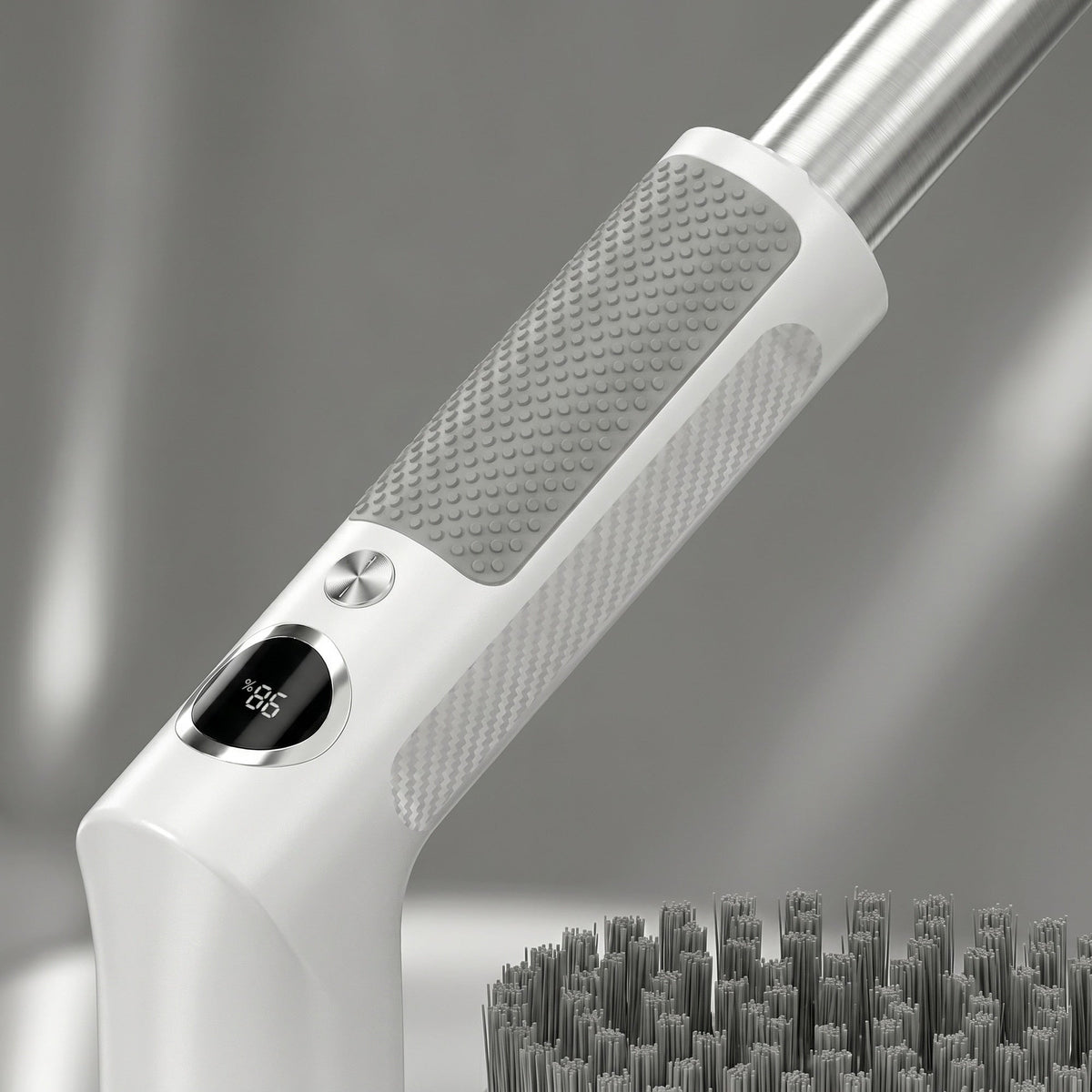 Prim-plan cu mânerul alb al periei electrice NIRU, grip gri, afișaj 86% și tub telescopic metalic