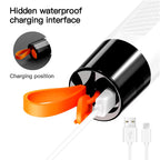Vizualizare de aproape a portului de încărcare rezistent la apă și a cablului USB pentru peria electrică de curățare.