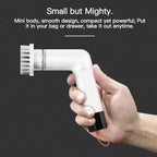 Perie electrică NIRU GoBrush albă, ținută în mână. Design ergonomic și compact, ideal pentru depozitare ușoară în geantă sau sertar.