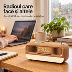 Radio retro NIRU NeoRadio pe biroul de acasă, lângă laptop și o cană de ceai