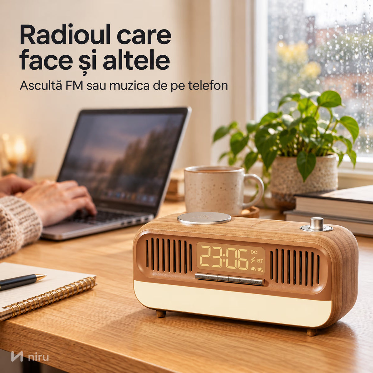 Radio retro NIRU NeoRadio pe biroul de acasă, lângă laptop și o cană de ceai