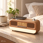 Radio retro NIRU NeoRadio pe noptieră dimineața, cu telefonul la încărcat