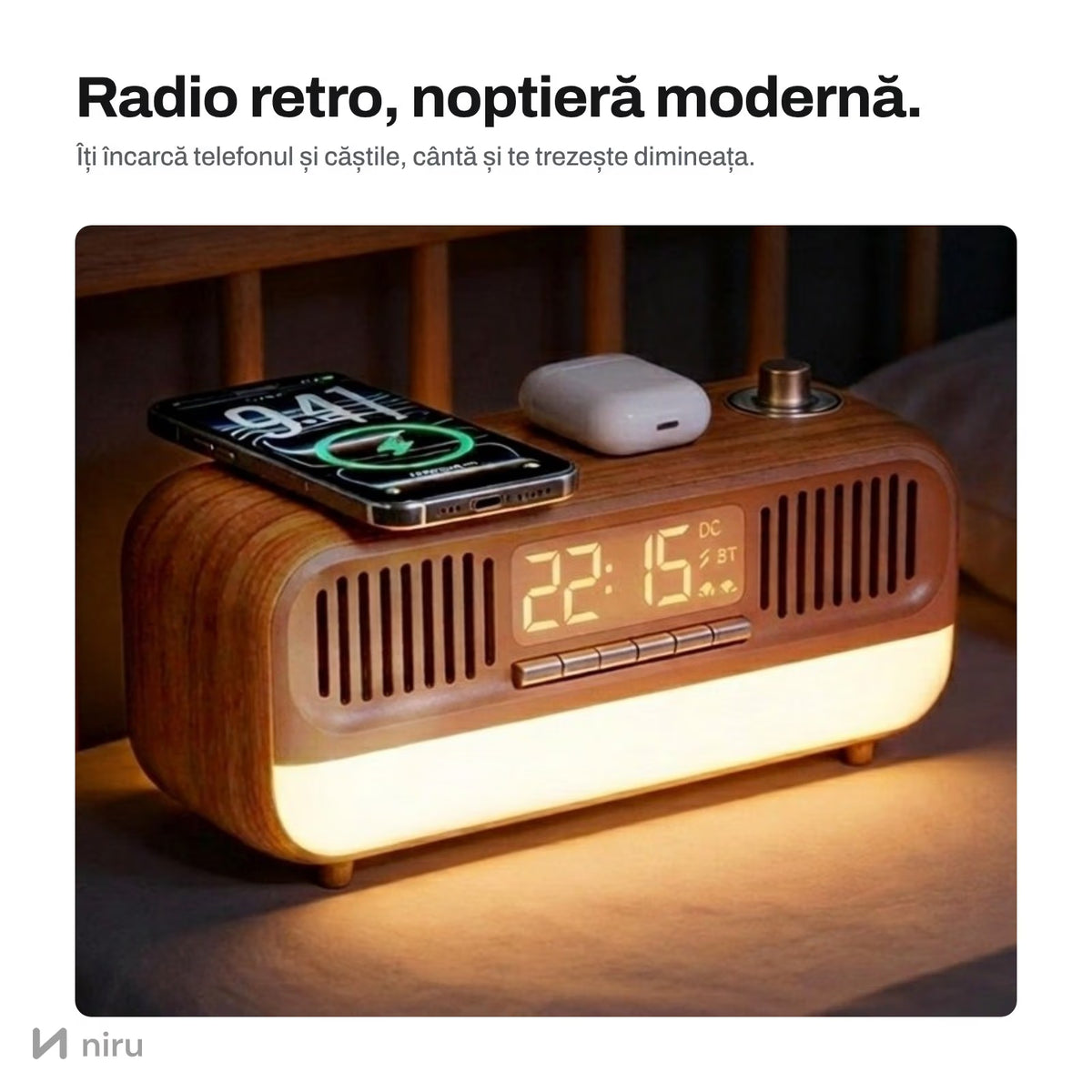 Radio retro NIRU NeoRadio pe noptieră, cu telefon la încărcat wireless și ceas aprins noaptea