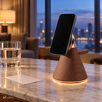 Stand de încărcare magnetic NIRU LumoDock pe biroul unui apartament de hotel, seara