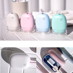 Gamă de sterilizatoare compacte NIRU MiniUV în patru variante de culori pastelate: alb, roz, bleu și verde pe suporturile incluse.