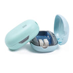 Sterilizator UV portabil pentru periuțe de dinți NIRU MiniUV verde peste unul albastru deschis.