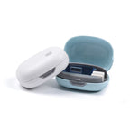 Sterilizator UV portabil pentru periuțe de dinți NIRU MiniUV alb peste unul albastru deschis.