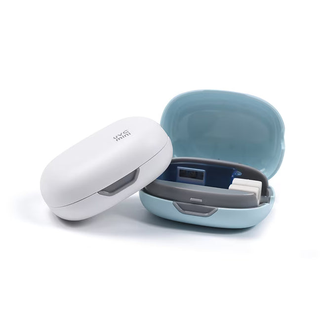 Sterilizator UV portabil pentru periuțe de dinți NIRU MiniUV alb peste unul albastru deschis.