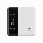 Sterilizator UV periuțe dinți NIRU ProUV alb, compact, cu display LED digital. Imaginea prezintă dispozitivul închis, evidențiind ceasul, pictogramele UVC și uscare, și logo-ul UVC BOX.