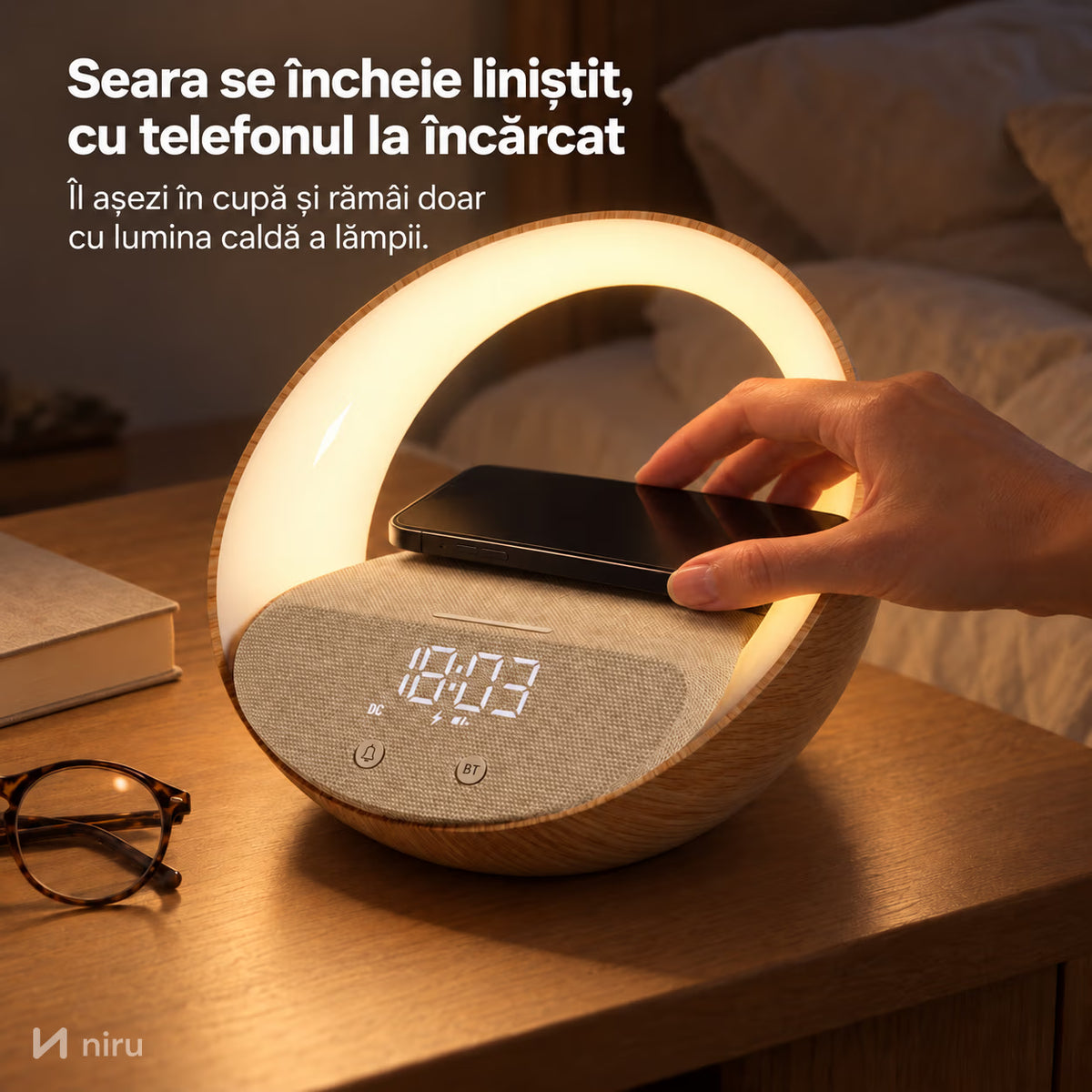 Telefon pus în cupa lămpii NIRU LumoHalo seara, lângă pat