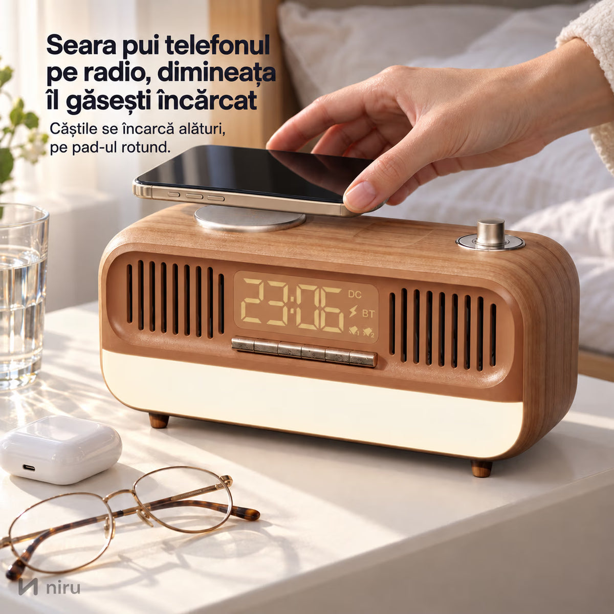 Telefon pus la încărcat wireless pe radioul NIRU NeoRadio, pe noptieră dimineața