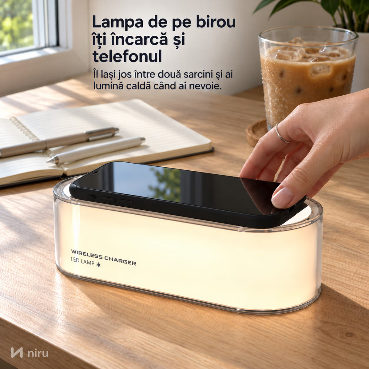 Telefon pus pe lampa cu încărcător wireless NIRU LumoGlow, pe birou